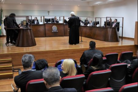 TRE-MT aplica multa de R$ 30 mil a governador e vice por utiliza