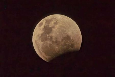 Eclipse deixa a Lua avermelhada e encanta observadores na madrugada