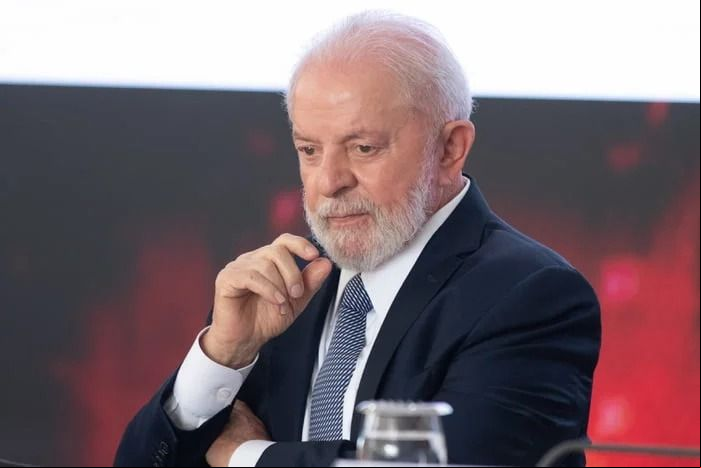 Lula reclama da alta do d