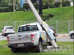 Caminhonete oficial de MT derruba poste em canteiro de avenida