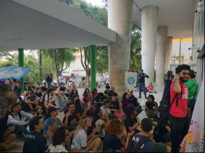 Estudantes protestam contra bloqueio no cart