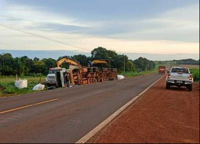 Carreta carregada de soja tomba na BR-158 e motorista sofre fratura no bra