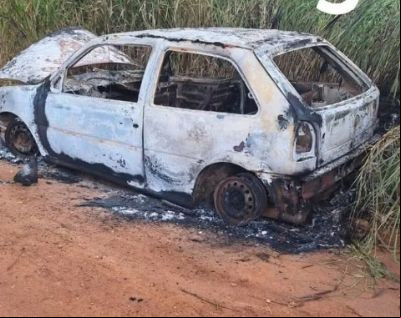 Corpo e carro carbonizados s