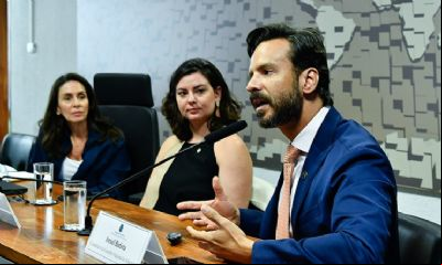 Debatedores defendem lei que restringe uso de celular em escolas