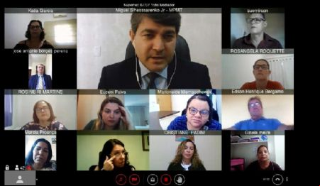 Professores recebem certificado pela conclus