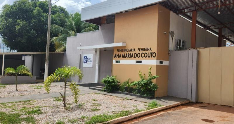 Mulher tenta entrar com drogas e cimento na parte 