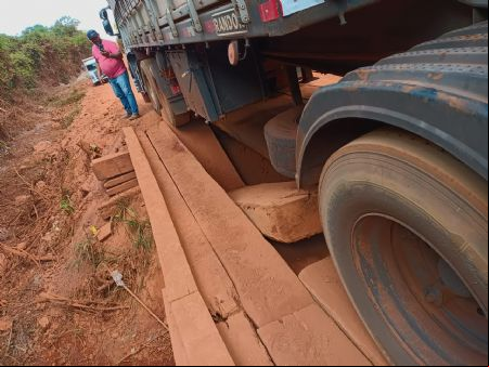 Caminhoneiros realizam reparos para conseguirem trafegar sobre ponte na MT-322 pr