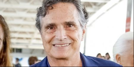 Nelson Piquet doa mais de meio milh