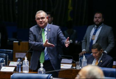 Wellington Fagundes critica exig