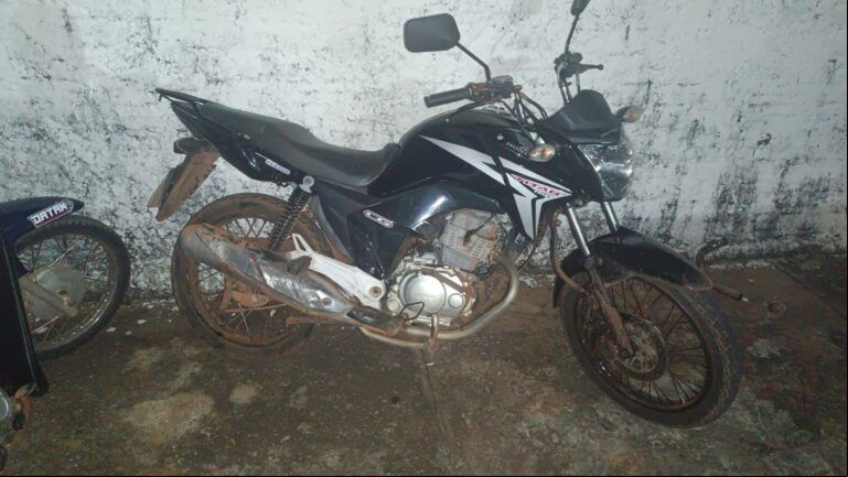 PM aborda moto na contram