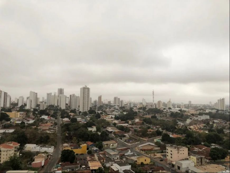 Mau tempo interrompe pouso de avi
