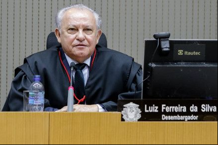 TJ suspende artigos que previam hora extra e indeniza