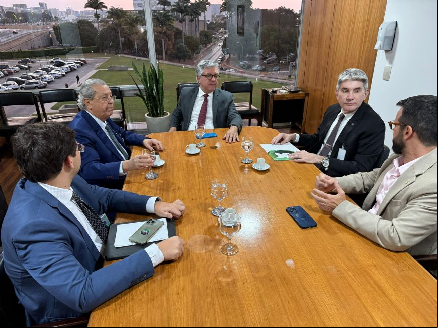 Jayme Campos cobra Governo e Minist