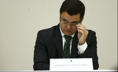 Moraes manda soltar Torres e determina uso de tornozeleira eletr