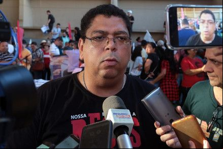 Grevistas bloqueiam entrada da Seduc; expediente 