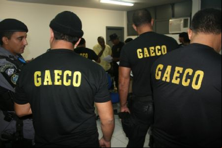 15 policiais e outras 10 pessoas viram r