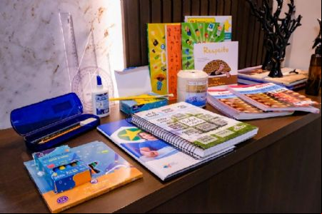 Governo de MT entrega kits escolares e uniformes para estudantes da rede estadual em abril