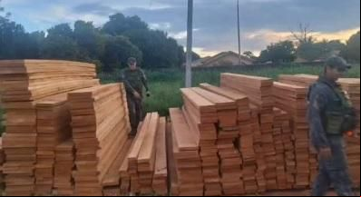 PM prende motorista que transportava carga de madeira irregular em caminh